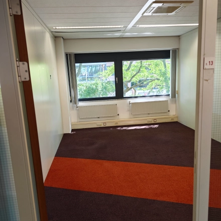 Compacte kantoorruimte te huur met tapijt op Bernadottelaan 13 in Utrecht Kanaleneiland, geschikt voor diverse kantooractiviteiten. Grote ramen voor natuurlijk lichtinval.
