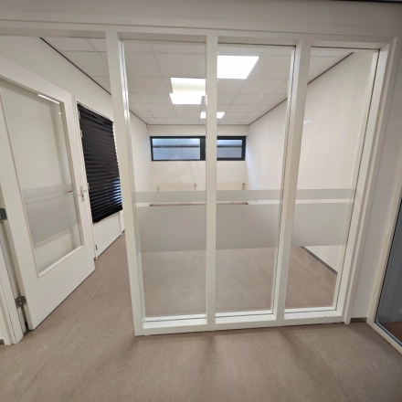 Lichte kantoorkamer op Bernadottelaan 13 in Utrecht Kanaleneiland, met glazen wanden en een raam voor natuurlijk licht, geschikt voor kantoorruimte huren.