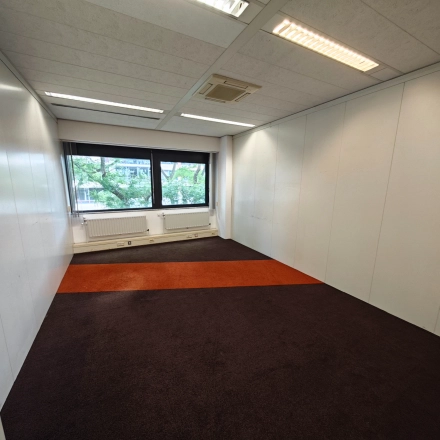 Ongemeubileerde kantoorruimte te huur in Utrecht Kanaleneiland, Bernadottelaan 13, met brede ramen en verlichte plafonds.