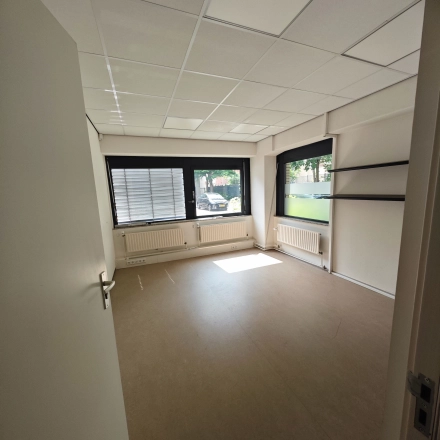 Lege kantoorruimte in Utrecht Kanaleneiland aan de Bernadottelaan 13 met grote ramen die natuurlijk licht binnenlaten.
