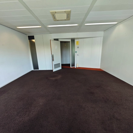 Lege kantoorruimte te huur in Utrecht Kanaleneiland op Bernadottelaan 13. Geschikt voor diverse zakelijke doeleinden binnen dit kantoorpand.