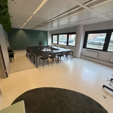 Kantoor met ruime opstelling van tafels en stoelen, geschikt voor vergaderingen, gelegen aan Bernadottelaan 13, Utrecht Kanaleneiland.