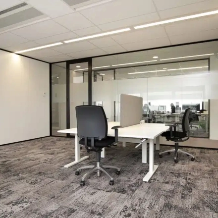 Moderne kantoorruimte te huur op Atoomweg 63, Utrecht Lage Weide met glazen wanden en bureaus.