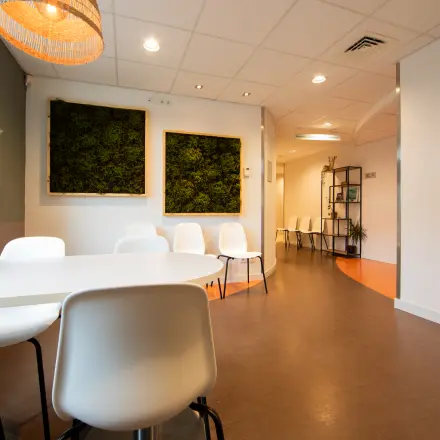 Moderne kantoorruimte op Middenburcht 136 in Utrecht Leidsche Rijn, voorzien van een tafel met stoelen, verlichting en decoratieplanten. Ideaal voor zakelijke bijeenkomsten en activiteiten.