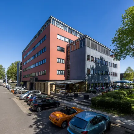 Kantoorpand op Goeman Borgesiuslaan 77, Utrecht Noord, met meerdere verdiepingen en parkeerplaatsen voor het gebouw.
