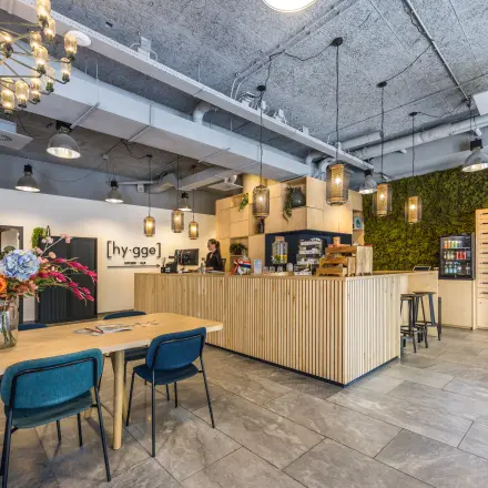 Kantoor op Goeman Borgesiuslaan 77, Utrecht Noord met moderne, uitnodigende receptie en werkruimte. Een stijlvolle combinatie van houten elementen en een groene wand biedt een inspirerende omgeving voor kantoorruimte huren.
