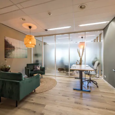 Kantoorruimte huren aan de Goeman Borgesiuslaan 77 in Utrecht Noord met een modern ingerichte werkplek en comfortabele zithoek.