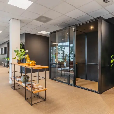 Moderne kantoorruimte huren op Orteliuslaan 850 in Utrecht Papendorp, met stijlvol interieur, glazen vergaderruimte en planten voor een frisse werkervaring.
