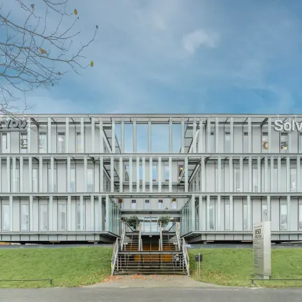 Modern kantoorgebouw aan Orteliuslaan 850 in Utrecht Papendorp met een strak exterieur en groene omgeving, ideaal voor kantoorruimte huren.