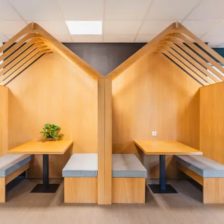 Houten kantoorruimte op Orteliuslaan 850 in Utrecht Papendorp, met ingebouwde houten zitbanken en tafels, ideaal voor informeel overleg of lunchpauzes.