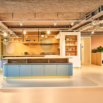 Moderne kantoorruimte te huur op Van Deventerlaan 30-40 in Utrecht Papendorp, met lichte inrichting en centrale pantry voor zakelijke gesprekken en samenwerken.
