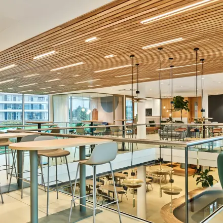 Stijlvolle kantoorruimte huren in Utrecht Papendorp op Van Deventerlaan 30-40 met moderne inrichting en uitnodigende werkplekken. Ruim en licht interieur dat creatief werken bevordert.