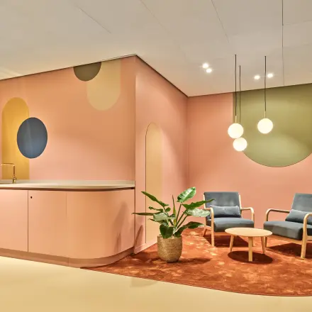 Stijlvolle en uitnodigende loungehoek bij Van Deventerlaan 30-40 in Utrecht Papendorp, perfect om als kantoorruimte te huren. De ruimte heeft moderne meubels en een unieke wanddecoratie.