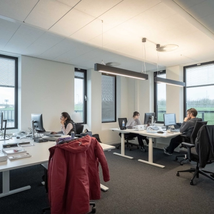 Ruime kantoorruimte met vier werkplekken en zakelijke activiteiten aan Van Deventerlaan 31-51 in Utrecht Papendorp, ideaal voor het huren van kantoren.