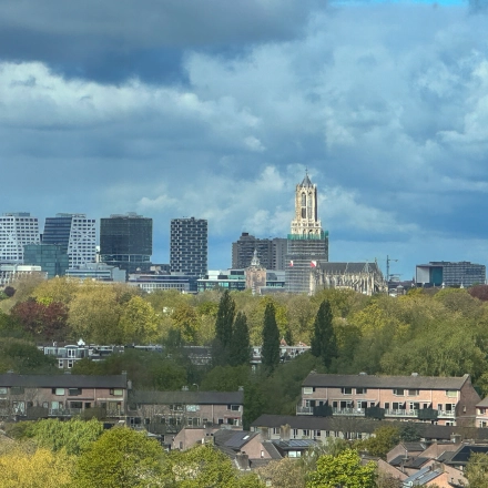 Uitzicht op de skyline van Utrecht met de Domtoren gezien vanaf Daltonlaan 200 in Rijnsweerd.