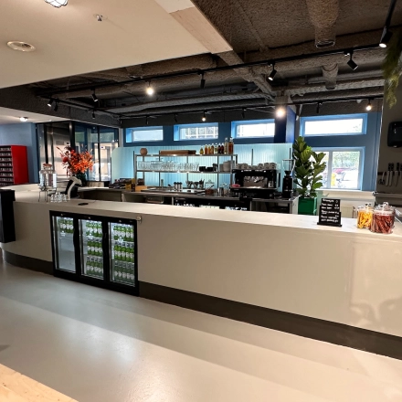 Moderne lounge met een stijlvolle bar in een kantoorpand aan Daltonlaan 200, Utrecht Rijnsweerd, geschikt voor kantoorruimte huren.