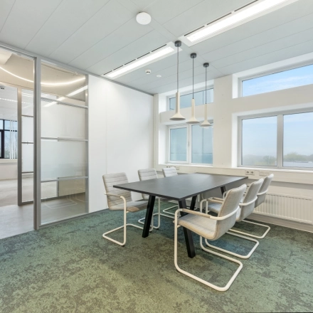 Kantoorruimte huren aan Daltonlaan 200 in Utrecht Rijnsweerd met een vergadertafel en stoelen in een lichte, moderne inrichting.