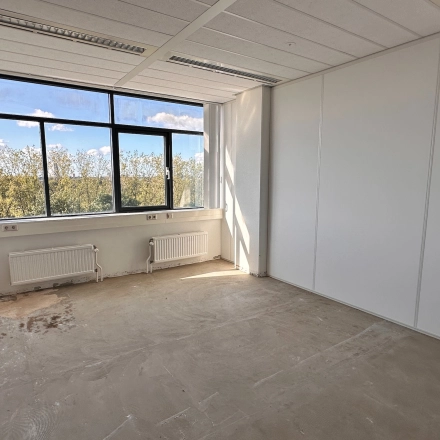 Lichte kantoorruimte met grote ramen in kantoorpand op Daltonlaan 200, Utrecht Rijnsweerd, geschikt voor kantoorruimte huren.