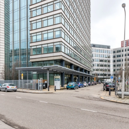 Modern kantoorpand op Vliegend Hertlaan 15, Utrecht Zuid, geschikt voor kantoorruimte huren. Het gebouw heeft verscheidene parkeerplaatsen en een uitnodigende gevel met veel glaspartijen.