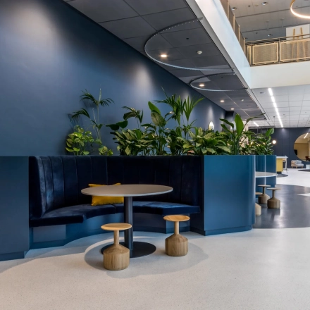 Moderne kantoorruimte huren op Vliegend Hertlaan 15 in Utrecht Zuid met stijlvolle, gemeubileerde zitgedeelten en veel planten voor een inspirerende werkomgeving.