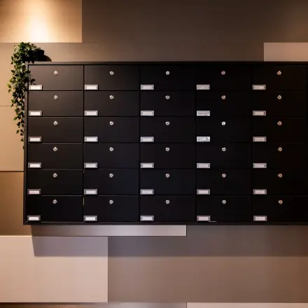 Stijlvolle wand met postvakken in kantoorpand op Winthontlaan 200, Utrecht Zuid. Ideaal voor bedrijven die kantoorruimte willen huren.