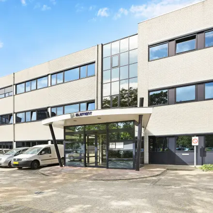 Modern kantoorpand aan de Winthontlaan 200 in Utrecht Zuid, met een opvallende entree. Ideaal voor kantoorruimte huren in een levendige omgeving.