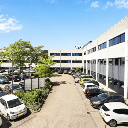 Buitenzicht van kantoorpand op Winthontlaan 200 in Utrecht Zuid met parkeergelegenheid op de voorgrond. Kantoorruimte huren mogelijk in dit goed bereikbare pand.