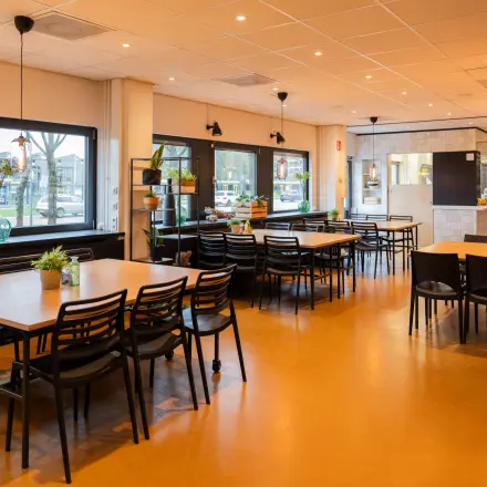 Ruime en lichte werkruimte in een kantoorpand op Winthontlaan 200, Utrecht Zuid, met houten tafels en stoelen geschikt voor flexwerken of vergaderingen.