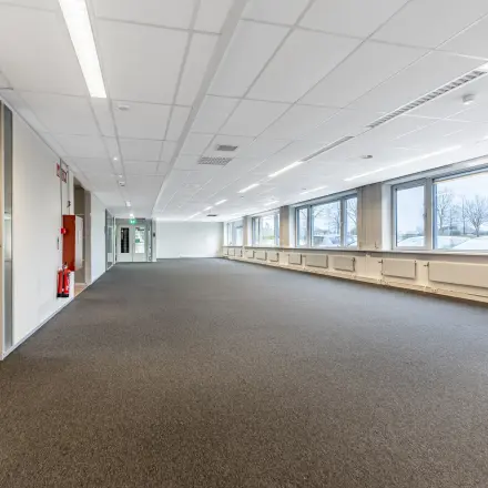Ongemeubileerde kantoorruimte met grote ramen en voldoende lichtinval op De Run 1141-1157 in Veldhoven, ideaal om je eigen werkplek te creëren. Perfect te huur voor wie ruimte zoekt.