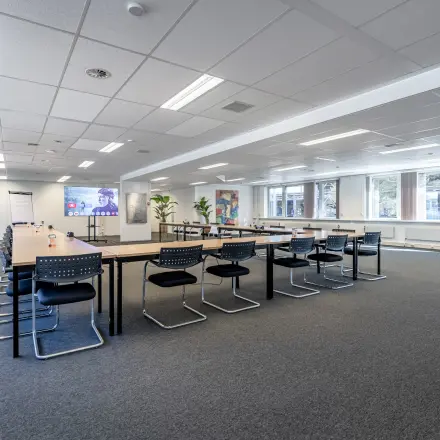 Ruime kantoorruimte te huur in Veldhoven met modulaire werkplekken en moderne inrichting, perfect voor teamvergaderingen of individueel werken.