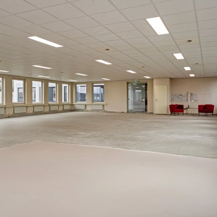 Ruime, ongemeubileerde kantoorruimte op De Run 4312 in Veldhoven, met grote ramen voor veel natuurlijk licht, ideaal voor het starten van een nieuw kantoorproject.