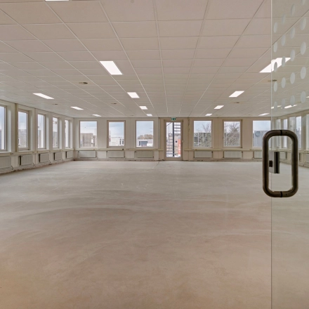 Ruime, lichte kantoorpand in Veldhoven met grote ramen, geschikt voor kantoorruimte huren. De open indeling biedt veel mogelijkheden voor werkplekken.