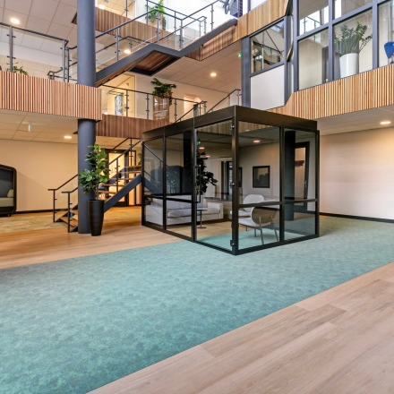 Moderne kantoorruimte huren in Veldhoven met open ontwerp, veel natuurlijk licht en stijlvolle inrichting op De Run 4312. Voorzien van glazen vergaderruimte en uitnodigende werkplekken.