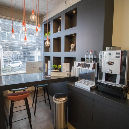 Kantoorruimte huren aan de Kaldenkerkerweg 20 in Venlo met een gemeubileerde inrichting, inclusief een moderne koffiehoek en zitplaatsen voor informele meetings.
