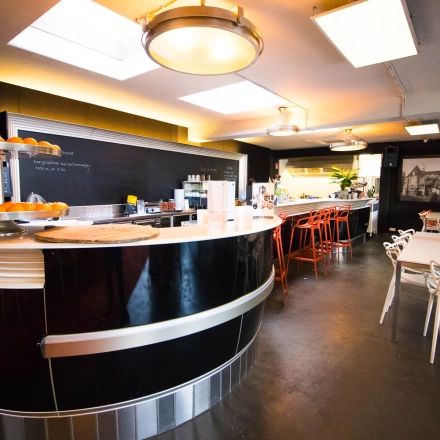 Een moderne gemeubileerde kantoorruimte in Venlo met bar en zitplaatsen, ideaal voor informele vergaderingen en samenwerkingen.