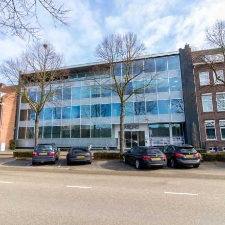 Modern kantoorpand op Kaldenkerkerweg 20 in Venlo, met een glazen gevel en parkeergelegenheid. Geschikt voor kantoorruimte huren.