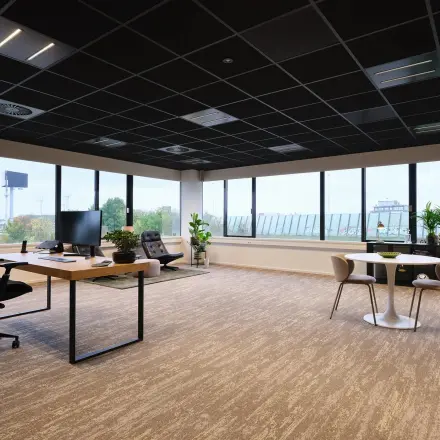 Ruime kantoorruimte te huur op Havenweg 24 in Vianen Utr, met moderne inrichting, grote ramen voor veel daglicht en diverse werkplekken.