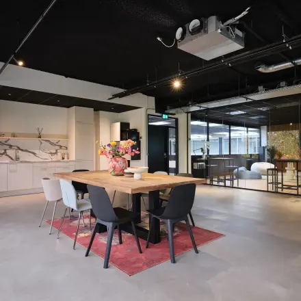 Kantoorruimte huren aan Havenweg 24, Vianen Utr. Moderne kantoorpand met stijlvolle inrichting, houten tafel en comfortabele stoelen, ideaal voor werk of vergaderingen.