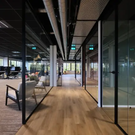 Moderne kantooruimte op Havenweg 24 in Vianen Utr met glazen wanden en houten vloer, ideaal voor kantoorruimte huren. Het kantoorpand biedt lichte werkplekken en een stijlvolle open indeling.