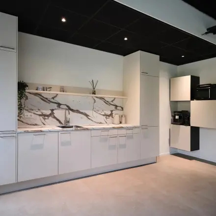 Moderne kantoorruimte met een strakke keuken op Havenweg 24 te Vianen Utr, ideaal voor bedrijven die kantoorruimte willen huren. Deze lichte en stijlvolle plek biedt alles voor een soepel werkproces.