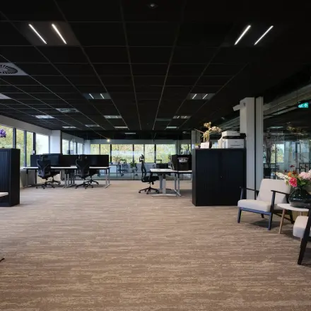 Ruime kantoorpand op Havenweg 24, Vianen Utr met een modern interieur en veel werkplekken. Ideaal voor bedrijven die kantoorruimte willen huren.