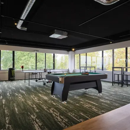 Ruime kantoorruimte in kantoorpand Havenweg 24, Vianen Utr, met veel natuurlijk licht en een pooltafel in het midden. Ideaal om te huren voor een ontspannen werkomgeving.