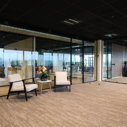 Moderne kantoorruimte bij Havenweg 24, Vianen Utr. met glazen scheidingswanden en comfortabele stoelen. Ideaal voor bedrijven die kantoorruimte willen huren in een stijlvol kantoorpand.