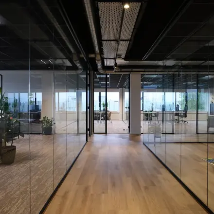 Moderne kantoorruimte huren in Vianen Utr aan Havenweg 24, met glazen wanden en houten vloeren. Geschikt voor diverse zakelijke activiteiten.