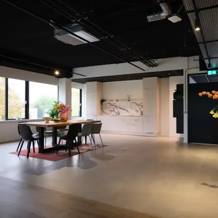 Stijlvol ingerichte kantoorruimte aan Havenweg 24, Vianen Utr, met ruime tafel en moderne keukenhoek. Ideaal voor zakelijke bijeenkomsten en informele vergaderingen. Kantoorruimte huren op een inspirerende locatie.