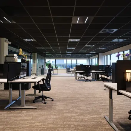 Moderne kantoorruimte huren aan de Havenweg 24 in Vianen Utr.; een open, lichte ruimte met werkplekken en uitzicht naar buiten.