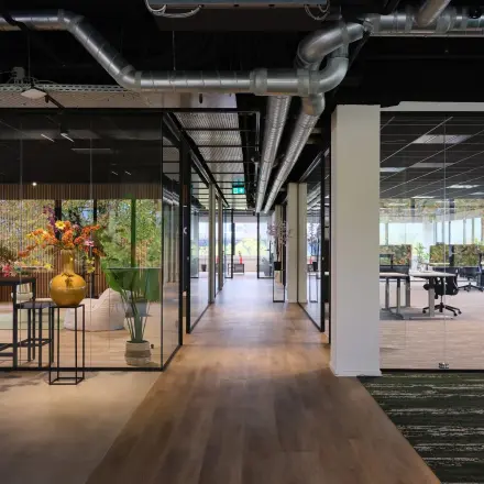 Moderne kantoorruimte huren in Vianen Utr. Het kantoorpand op Havenweg 24 beschikt over glazen wanden, stijlvolle inrichting en open werkplekken. Ideaal voor professionals die een inspirerende werkomgeving zoeken.