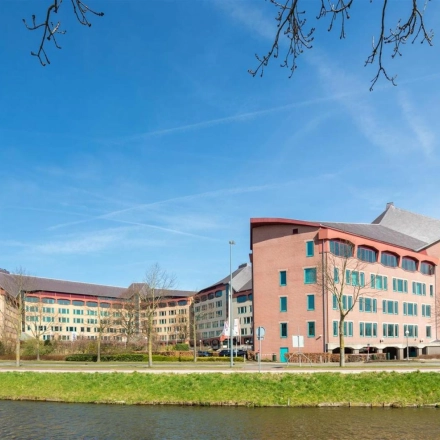 Groot kantoorpand aan de Loire 104 - 206 in Voorburg met een moderne uitstraling, ideaal voor kantoorruimte huren. De locatie biedt ruime parkeermogelijkheden en ligt aan het water.