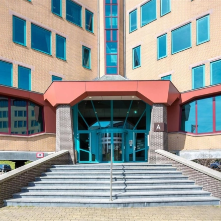 Entree van een kantoorpand op Loire 104 - 206 in Voorburg met karakteristieke architectuur en opvallende ramen.