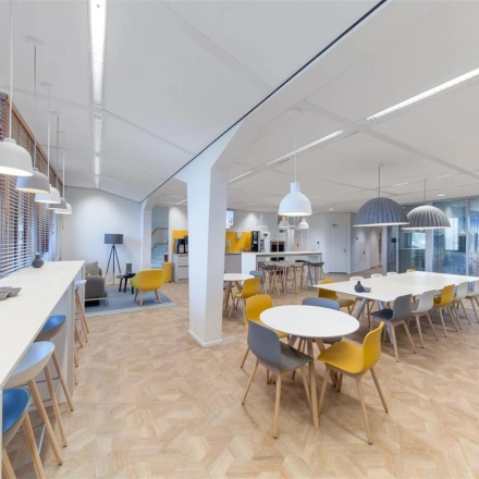Open en gemeubileerde kantoorruimte in Voorburg met stijlvolle tafels en stoelen, ideaal voor werk of vergaderingen. Ruime indeling voor een flexibele kantoorhuur op Loire 104 - 206.